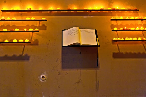 Deseos se escriben en el libro en la capilla —  Fotos de Stock