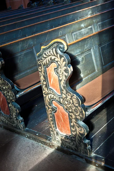 Antiguos bancos históricos de madera en la catedral de Wetzlar — Foto de Stock