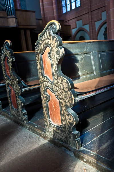 Eski ahşap tarihi banklar wetzlar katedral içinde — Stok fotoğraf