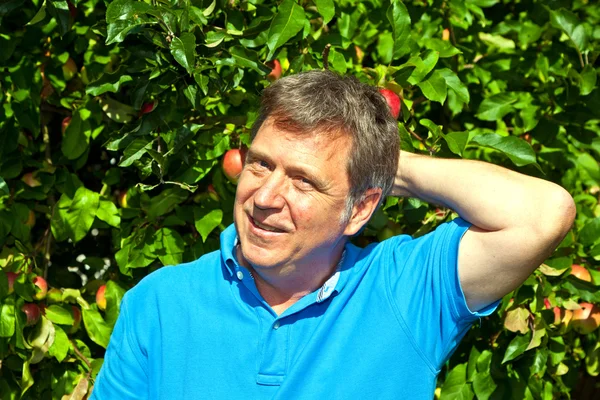 Portret mężczyzny atrakcyjnego uśmiechający się w ogrodzie — Zdjęcie stockowe