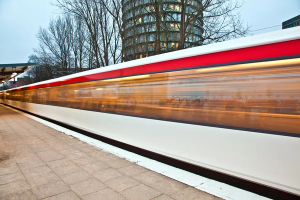 Train leaves the station early morning — Stock Photo, Image