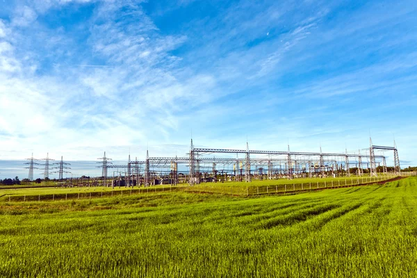 Estação de transformador sob o céu azul na paisagem — Fotografia de Stock