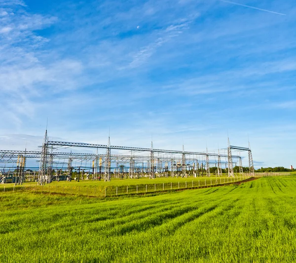 Estación de transformadores bajo cielo azul en paisaje —  Fotos de Stock