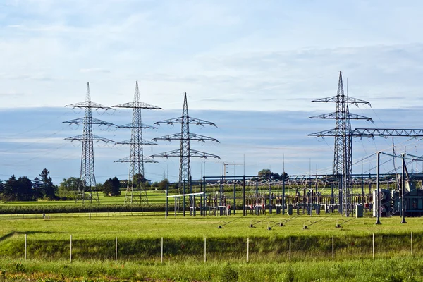 Stacja transformatorowa pod błękitne niebo w krajobraz — Zdjęcie stockowe