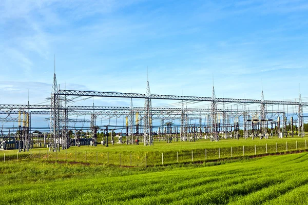 Estación de transformadores bajo cielo azul en paisaje —  Fotos de Stock
