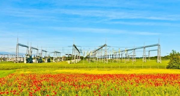 Usina elétrica e estação de distribuição em bela paisagem — Fotografia de Stock