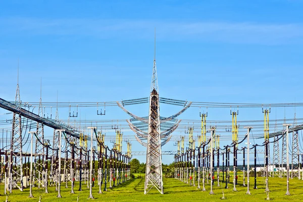 Power plant en distributie station in prachtige landschap — Stockfoto