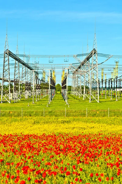 Kraftwerk und Verteilerstation in schöner Landschaft — Stockfoto