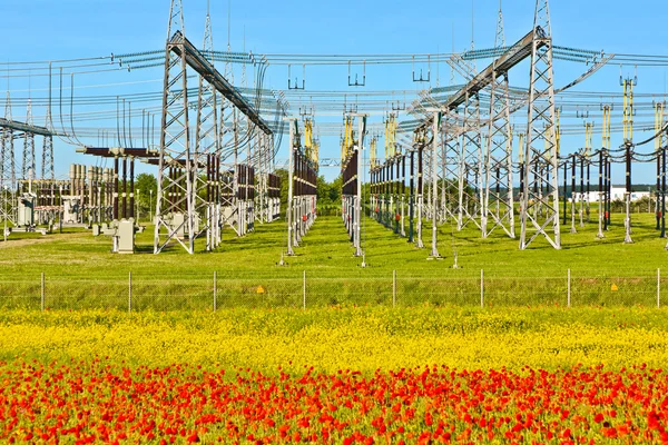 Usina elétrica e estação de distribuição em bela paisagem — Fotografia de Stock