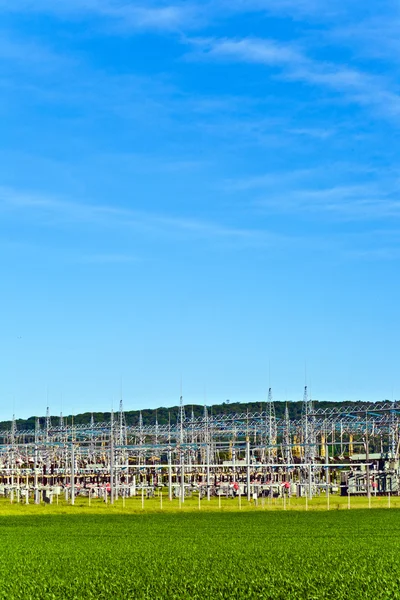 Elektrische transformatorstation in prachtige landschap — Stockfoto