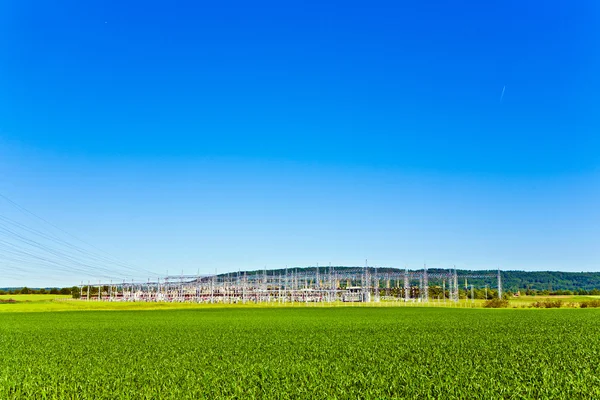 Estação transformadora elétrica na bela paisagem — Fotografia de Stock