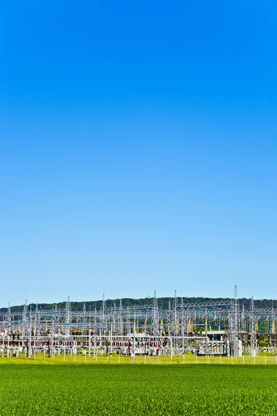 Estación de transformador eléctrico en hermoso paisaje — Foto de Stock