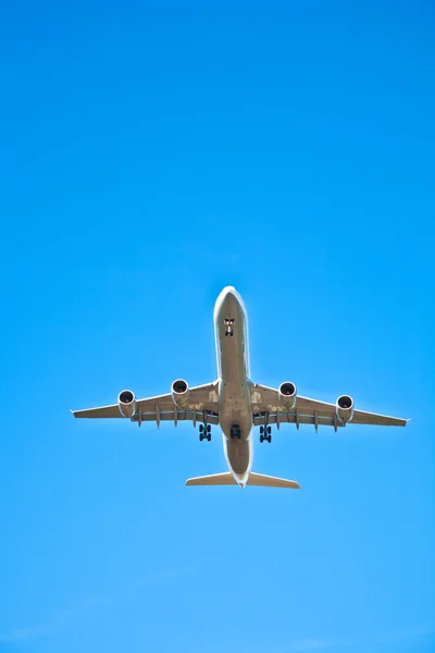 Flygplan i landning inflygning — Stockfoto