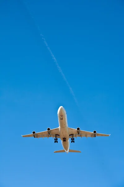 Aeronaves em aproximação de aterragem — Fotografia de Stock