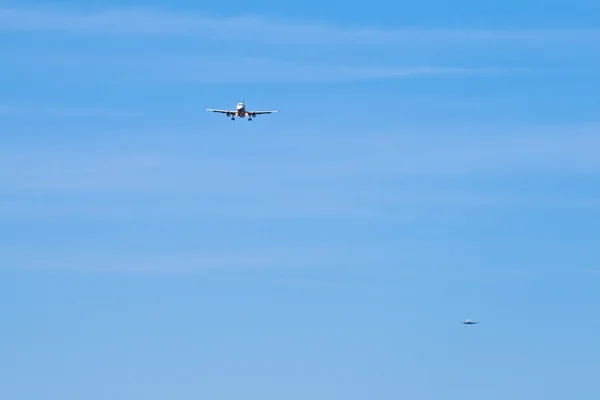 Літак у підході до посадки — стокове фото