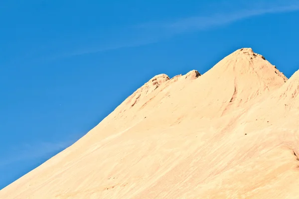 Collines de sable et de pierre donne une impression de montagnes — Photo