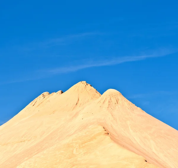 Холмы из песка и камня создают впечатление гор — стоковое фото