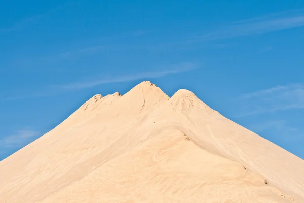 Kullar av sand och sten ger ett intryck av berg — Stockfoto