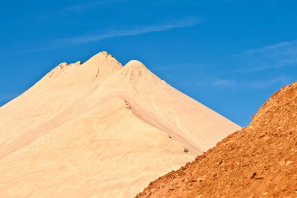 Kopce písku a kamení vyvolává dojem hor — Stock fotografie