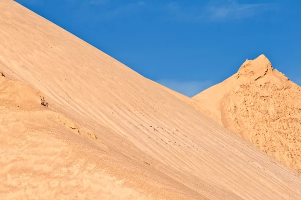 Colinas de arena y piedra da una impresión de montañas — Foto de Stock