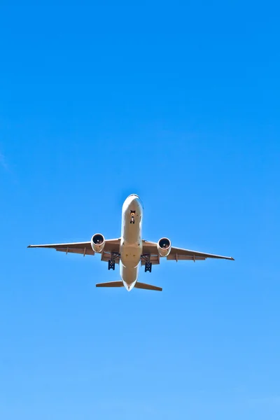 Flygplan i landning inflygning — Stockfoto