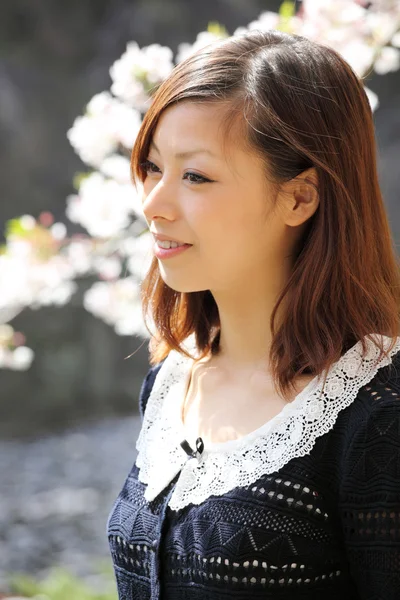 Молодая японская девушка — стоковое фото