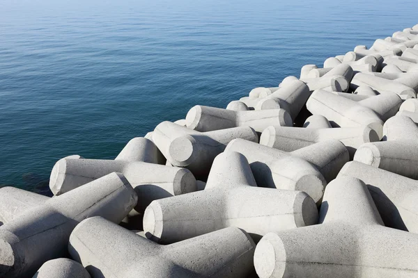 Quebra-mar com blocos de concreto — Fotografia de Stock