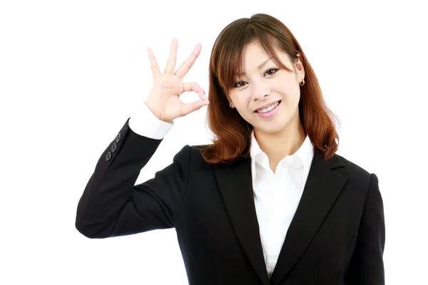 Щаслива усміхнена молода бізнес-леді з нормальним жестом — стокове фото