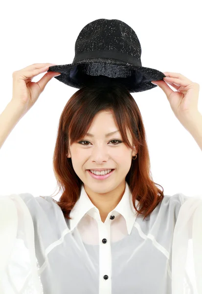 帽子を持つ若い女性の肖像画 — ストック写真