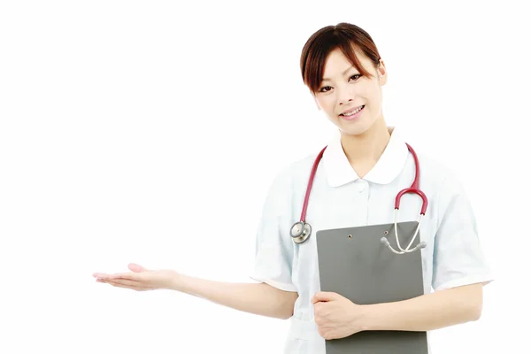 Jovem asiático sorridente enfermeira recebê-lo — Fotografia de Stock