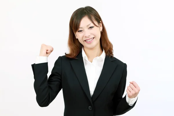 Молода бізнес-леді піднімає руки в знак перемоги — стокове фото