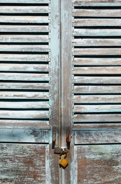 Заброшенная дверь — стоковое фото