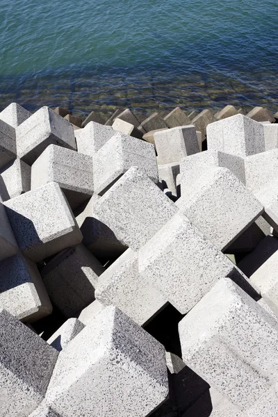 Falochron z bloczków betonowych — Zdjęcie stockowe