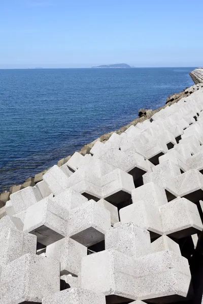 Vågbrytaren med betongblock — Stockfoto