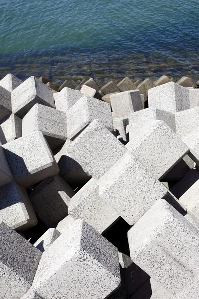 Beton bloklarla dalgakıran Telifsiz Stok Fotoğraflar