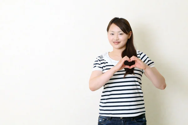 Šťastný asijské ženy, aby tvar srdce — Stock fotografie