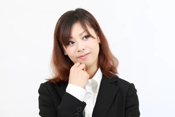 Ritratto di giovane donna d'affari asiatica pensando — Foto Stock