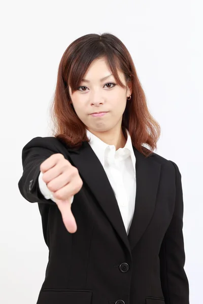Joven mujer de negocios aisian mostrando el pulgar hacia abajo —  Fotos de Stock