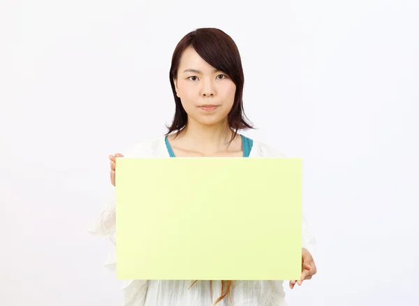 Jeune femme asiatique tenant un tableau blanc — Photo