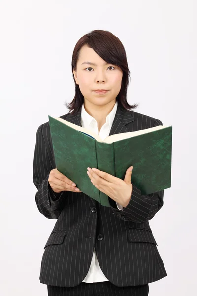 Νέος Ασιατικός επιχειρησιακός γυναίκα που κρατά ένα βιβλίο — Φωτογραφία Αρχείου