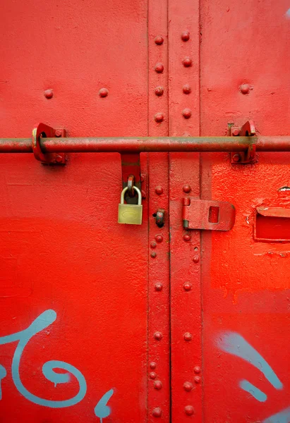Cerradura de hierro en la puerta roja —  Fotos de Stock