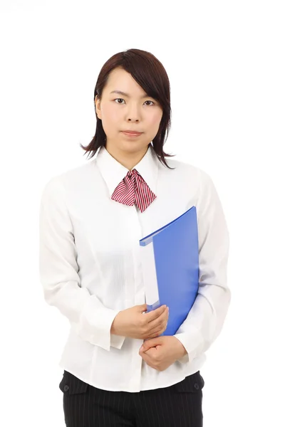 Молода азіатська бізнес-леді тримає документ — стокове фото