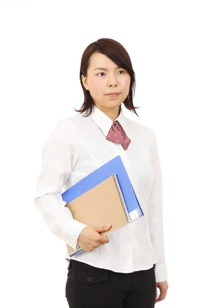 Молода азіатська бізнес-леді тримає документ — стокове фото