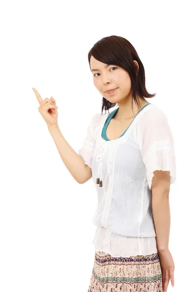 Porträtt av ung asiatisk kvinna som pekar — Stockfoto