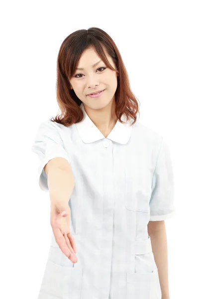 Jovem aian muito sorridente enfermeira dando a mão — Fotografia de Stock