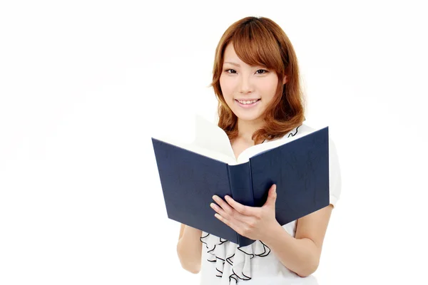 Junge asiatische Geschäftsfrau hält ein Buch — Stockfoto
