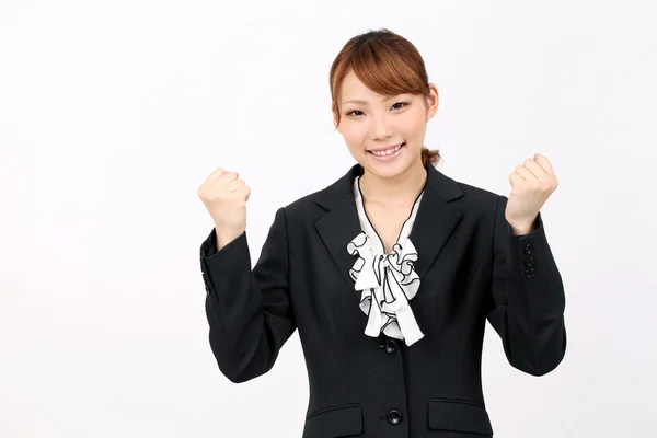 Joven mujer de negocios asiática levantando sus brazos en señal de victoria — Foto de Stock