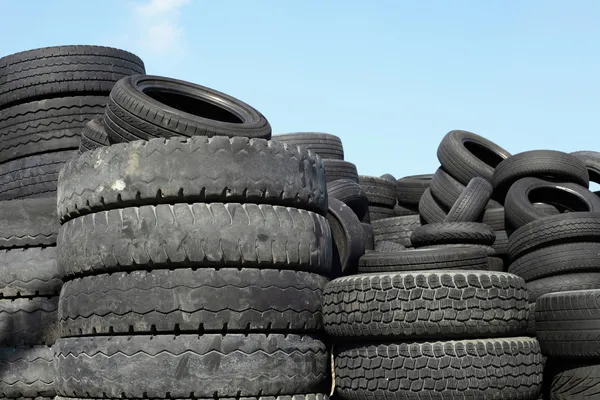 Neumáticos viejos y cielo azul —  Fotos de Stock