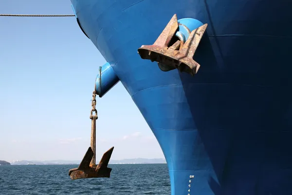 Вантажний корабель у морі — стокове фото
