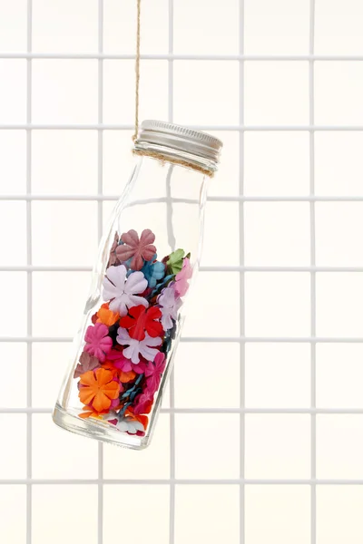 Blütenblätter in einer Flasche — Stockfoto